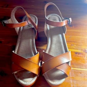 Mia size 7 camel/brown leather platform sandals
